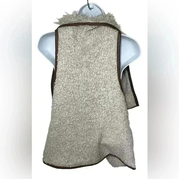 Fuzzy Vest with faux leather trim - Picture 6 of 12